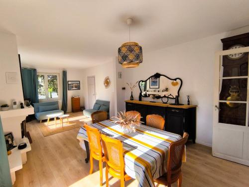 une salle à manger avec une table et un salon dans l'établissement Zigzag house sleeps 4, à Andernos-les-Bains