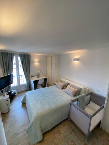 une chambre avec un grand lit et un canapé dans l'établissement Au cœur de la Vieille Ville, à Ajaccio