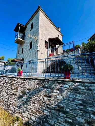 budynek na murze ceglanym w obiekcie Vradeto Guesthouse w mieście Vradeto