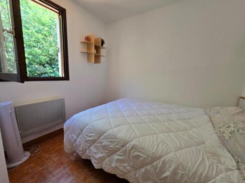 une chambre avec un lit et une fenêtre dans l'établissement Les Lavandes, vue mer, piscine, à Sainte-Maxime