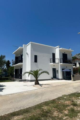 Apartments and rooms with parking space Starigrad - Paklenica - 24535