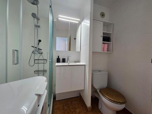 une salle de bain avec toilettes, lavabo et douche dans l'établissement Les Lavandes, vue mer, piscine, à Sainte-Maxime