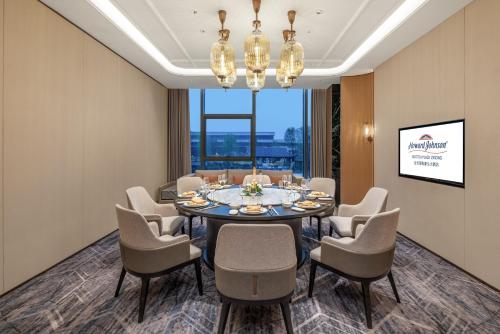 Ruang duduk di Howard Johnson By Wyndham Guotou Plaza Zigong