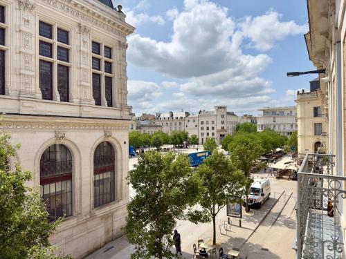 une vue d'une ville avec des bâtiments et des arbres dans l'établissement Pause sur la place, à Poitiers