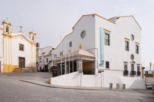 a white building on the side of a street at Vila Galé Casas d'Elvas - Historic Hotel in Elvas