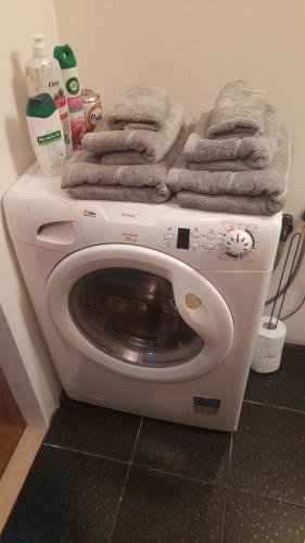 a washing machine with towels on top of it at Apartament przy Starym Mieście in Jarosław