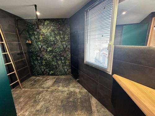 La salle de bains est pourvue d'une douche avec un mur vert. dans l'établissement Maison calme à 2 pas du port du Brusc, à Six-Fours-les-Plages