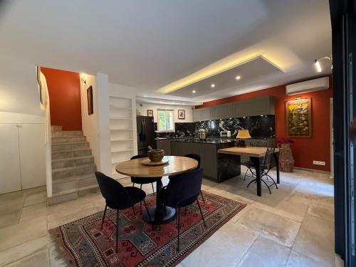 une cuisine et une salle à manger avec une table et des chaises dans l'établissement Maison calme à 2 pas du port du Brusc, à Six-Fours-les-Plages