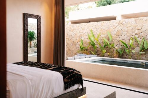 Katil atau katil-katil dalam bilik di Villa Menorca Stylish Luxury 1BR Villa w Pool