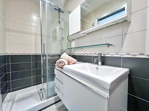 une salle de bain avec un lavabo et une douche dans l'établissement Les Orangers de Menton 1P and terraces, à Menton