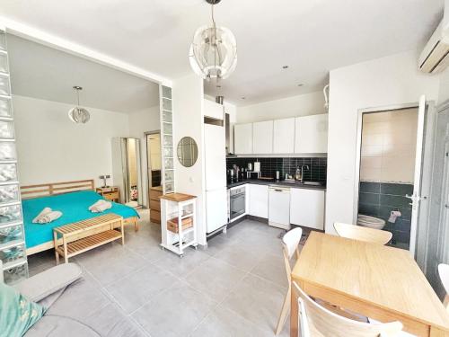 une cuisine et une salle à manger avec une table bleue dans l'établissement Les Orangers de Menton 1P and terraces, à Menton