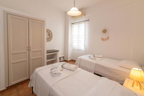 Katil atau katil-katil dalam bilik di Porto Bello Tinos