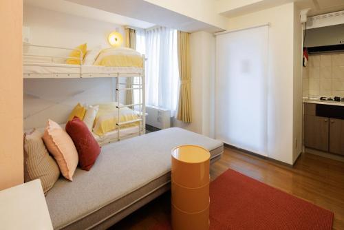 札幌市にあるLC501 Within walking distance of Odori Parkのベッドルーム1室(二段ベッド1組付)、キッチンが備わります。
