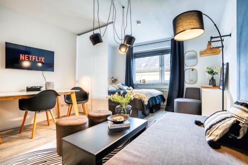 a studio apartment with a bed and a desk at 1 BR Apartment - ZENTRAL - BUSINESS - WIFI - KÜCHE - NETFLIX - PARKHAUS in Wiesbaden