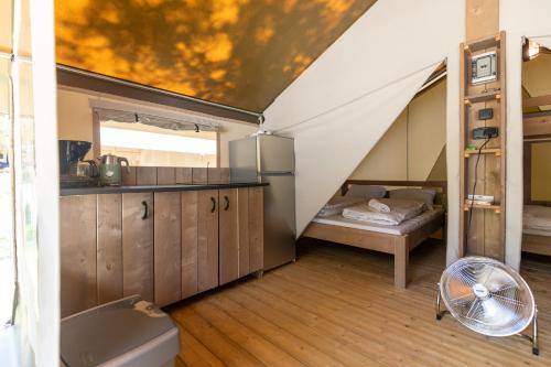 een kamer met een keuken en een bed met een ventilator bij Istra Sunny Tent in Lanterna Premium Camping Resort 4* in Poreč