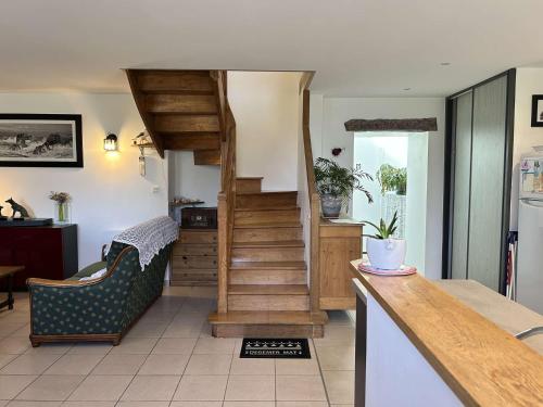 une cuisine avec un escalier en colimaçon dans une maison dans l'établissement 309 - Charmante maison familiale au cœur du village de Port-à-La-Duc, à Fréhel