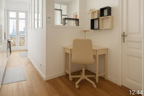 - un bureau avec une chaise dans la chambre dans l'établissement Suite Avenue des Champs-Élysées, à Paris