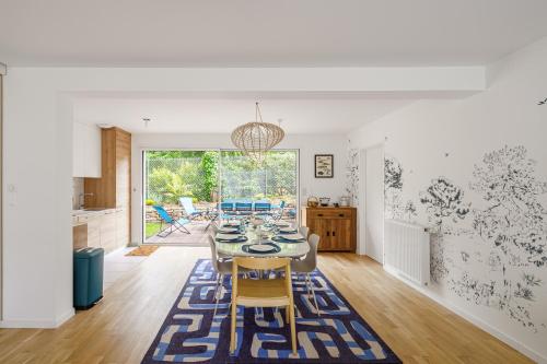 une salle à manger avec une table et des chaises dans l'établissement Ti Armor - Maison à 200m de la plage, à Bénodet