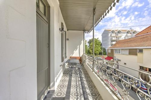 un balcon avec des vélos garés sur le côté d'un immeuble dans l'établissement Le Banc de Sable - A 5 min de la plage, à Arcachon