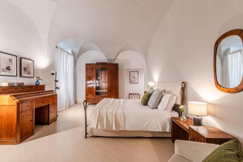 a bedroom with a bed and a dresser and a mirror at Nuovo con vista in pieno centro Storico in Siena