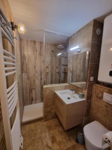 une salle de bain avec toilettes, lavabo et douche dans l'établissement Le Sunrise - Appartement à deux pas de la plage, à Narbonne