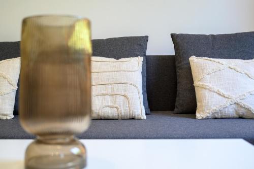 un vase en verre assis sur une table devant un canapé dans l'établissement Jacinthe - 2V - Bureau - Wifi, à Tours