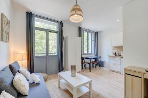 un salon avec un canapé et une table dans l'établissement Jacinthe - 2V - Bureau - Wifi, à Tours