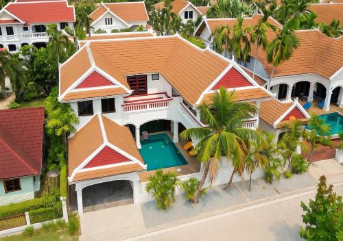 an aerial view of a house with a swimming pool at Luxury 5 Bedroom Funplace Pool Villa in Pattaya in Na Jomtien