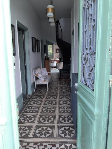 un couloir avec une porte et un sol carrelé dans l'établissement Belle demeure a 10 min de la mer, à Woincourt