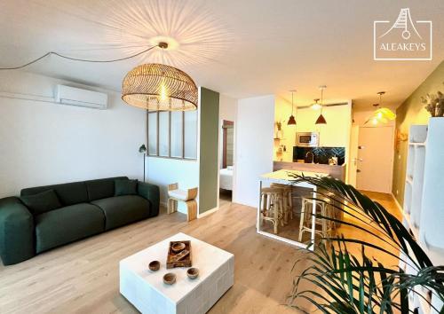 un salon avec un canapé et une table dans l'établissement L'Alizés T2 rénové avec clim, parking, Wi-Fi, accès plage directe, à La Grande Motte