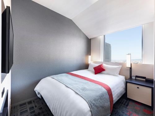 Postel nebo postele na pokoji v ubytování Hotel Hankyu RESPIRE OSAKA