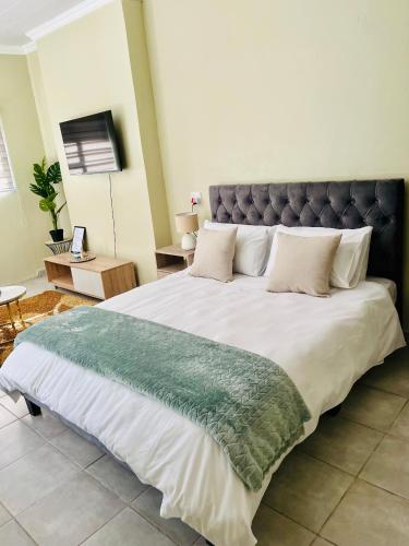 Postel nebo postele na pokoji v ubytování The Corner Nest