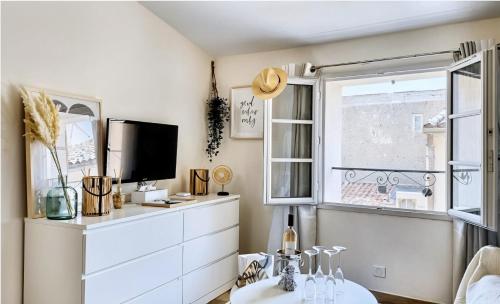 - un salon avec une télévision et une commode dans l'établissement FRGK 