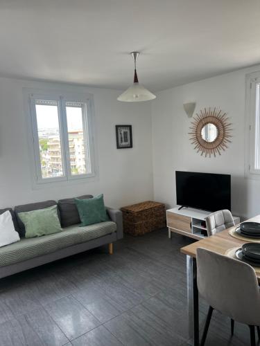 Juan Les Pins 2BR Sunny Top Floor 50m Beach Central