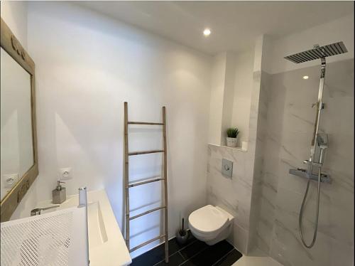 une salle de bain avec une douche, des toilettes et un lavabo dans l'établissement Villa Bollaccia, à Aregno