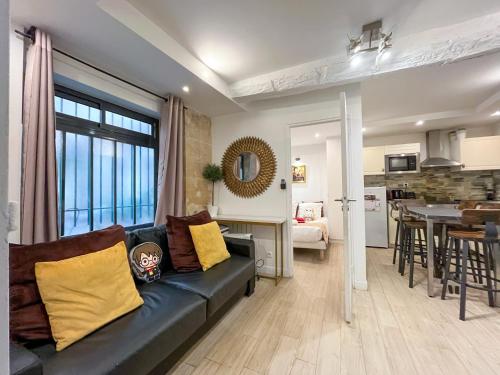 un salon avec un canapé et une salle à manger dans l'établissement 19 Atelier Montorgueil, à Paris