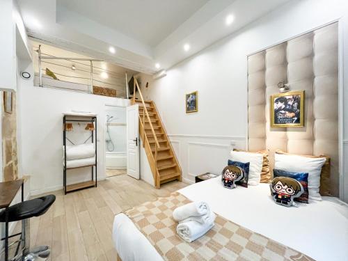 - une chambre avec 2 lits et un escalier dans l'établissement 19 Atelier Montorgueil, à Paris