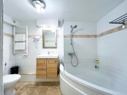 une salle de bain avec une baignoire, des toilettes et un lavabo dans l'établissement 19 Atelier Montorgueil, à Paris