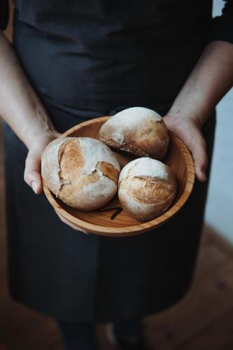 a person holding a plate of buns at Biohotel Gralhof in Weissensee