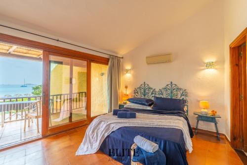 una camera da letto con un letto con vista sull'oceano di Villa sul Golfo del Pevero con accesso a mare a Porto Cervo