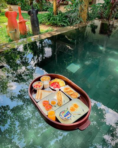 - un plateau de nourriture dans un bateau dans l'eau dans l'établissement Residence Isann, à Phumĭ Réach Born (1)