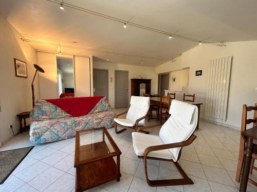 une chambre avec un lit, des chaises et une table dans l'établissement 214 - Maison 4p à 2km de Sables-D'or-Les-Pins, à Plurien