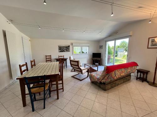 un salon avec une table et un canapé dans l'établissement 214 - Maison 4p à 2km de Sables-D'or-Les-Pins, à Plurien