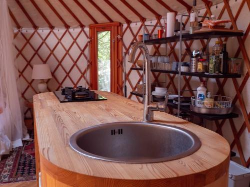 Un baño con lavabo en una yurta. en Forest Yurt, en Lixouri