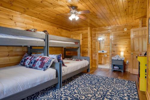 Voodi või voodid majutusasutuse 100 Guests Blackthorn: Sister Smokies Homes Luxury Mountain Retreat toas