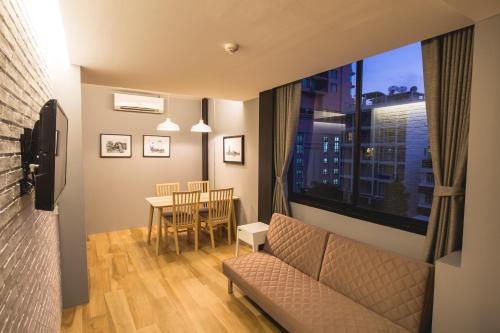 TV a/nebo společenská místnost v ubytování Sleep Box Sukhumvit 22