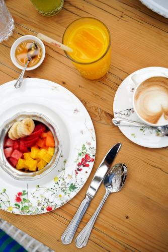 una mesa con una bandeja de fruta y una taza de café en Hannah Formentera, en Playa de Migjorn