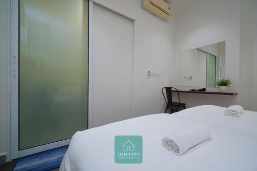 Postel nebo postele na pokoji v ubytování JOMSTAY Octagon Ipoh Suites