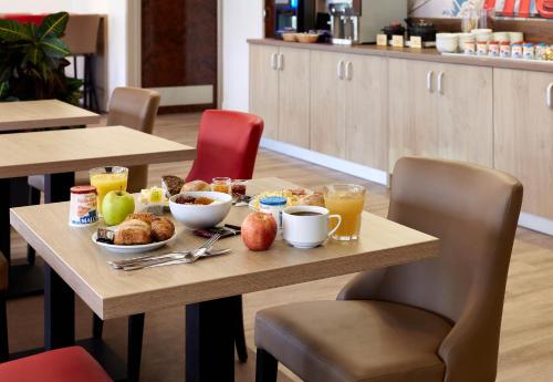 Makanan di atau berdekatan hotel