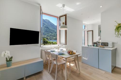 Η κουζίνα ή μικρή κουζίνα στο Il Porticciolo Lake Front - Happy Rentals